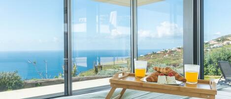 3 habitaciones, escritorio y tabla de planchar con plancha