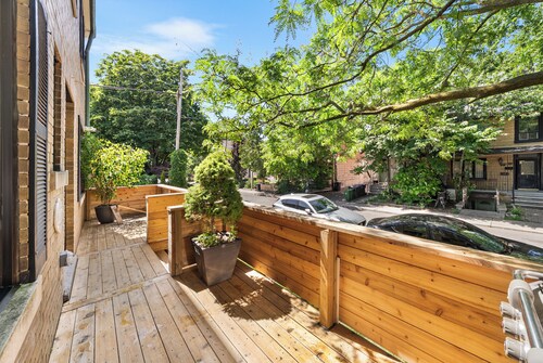 Luxury Trinity Bellwoods, 4 bedroom, 3 bath House beside the hippest park in TO.