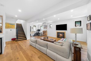 Videospelletjes, een computerscherm en een printer