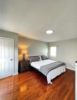 2 bedrooms, iron/ironing board, WiFi, bed sheets - Charming 2-bedroom house in lovely Richmond with WiFi, AC. (Richmond)