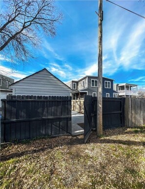 Property grounds - Charming 2-bedroom house in lovely Richmond with WiFi, AC. (Richmond)