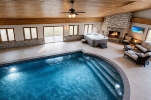 Innendørsbasseng og et oppvarmet basseng