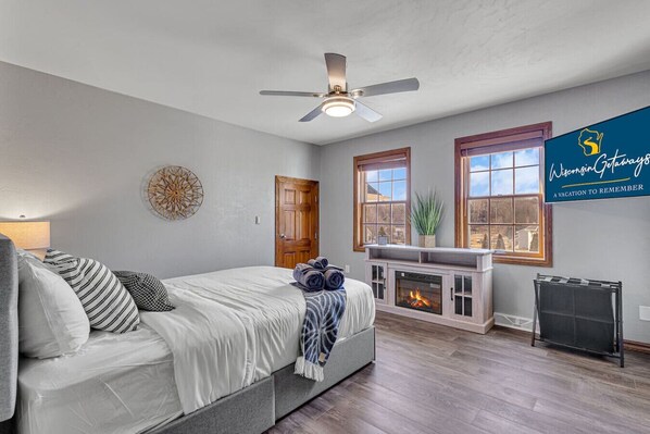 6 bedrooms, desk, travel crib, free WiFi - Touchdown Retreat – Indoor Pool, Hot Tub & Games! (Green Bay)