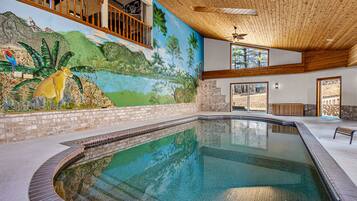 Una piscina cubierta, una piscina climatizada