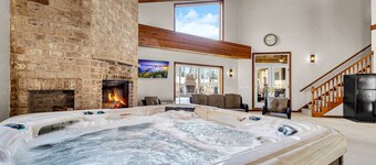 Touchdown Retreat – Indoor Pool, Hot Tub & Games!