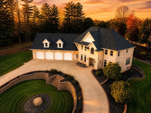 Touchdown Retreat – Indoor Pool, Hot Tub & Games!