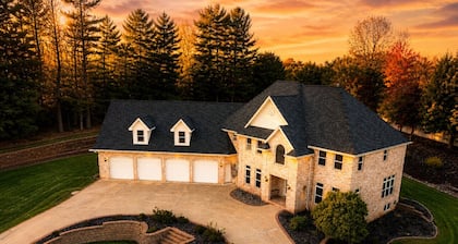Touchdown Retreat – Indoor Pool, Hot Tub & Games!