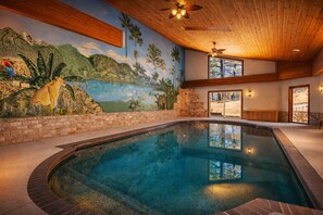 Indoor pool, a heated pool - Touchdown Retreat – Indoor Pool, Hot Tub & Games! (Green Bay)