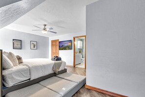 6 bedrooms, desk, travel crib, free WiFi - Touchdown Retreat – Indoor Pool, Hot Tub & Games! (Green Bay)