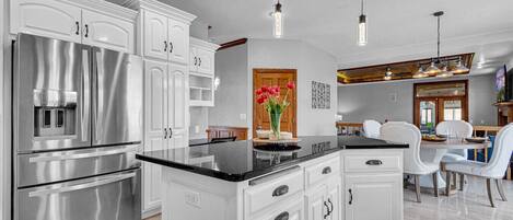 冷蔵庫、電子レンジ、オーブン、コンロ