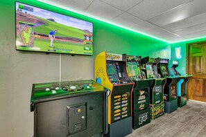 Game room - Touchdown Retreat – Indoor Pool, Hot Tub & Games! (Green Bay)