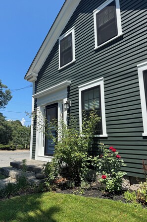 Exterior - Charming newly renovated home in Little Compton. (Little Compton)