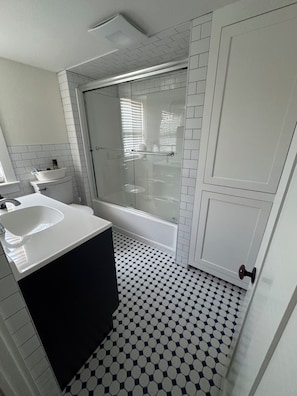 Douche, sèche-cheveux, serviettes fournies, savon