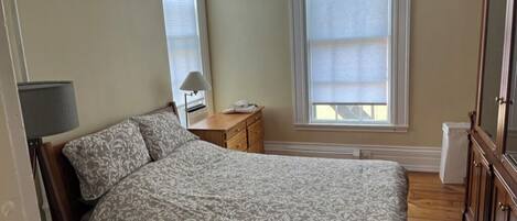 2 habitaciones, tabla de planchar con plancha, wifi y ropa de cama