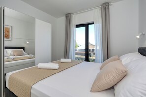 4 habitaciones, tabla de planchar con plancha y cuna de viaje