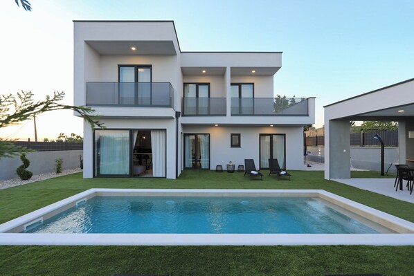 Alberca al aire libre y alberca climatizada