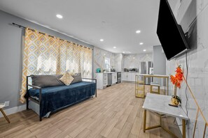 TV - Chic & Stylish 2-Bedroom Apartment with Free Parking (Houston)