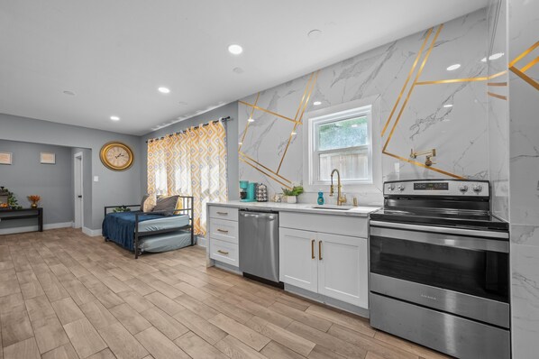 Private kitchen - Chic & Stylish 2-Bedroom Apartment with Free Parking (Houston)