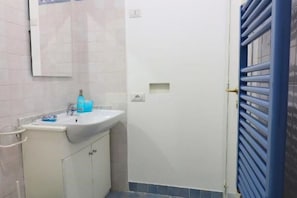 Douche, sèche-cheveux, bidet, serviettes fournies