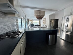 Private kitchen - 2-bedroom estate in La Salina, Ensenada with Pool, WiFi, AC. Relax and enjoy (Ensenada)