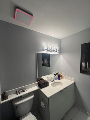 Sèche-cheveux, serviettes fournies, savon, papier toilette