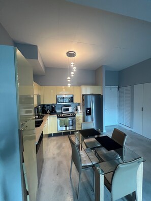 Refrigerador, microondas, horno, placa de cocina