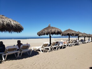 Beach - On the beach. Cozy 2-bedroom condo with AC in serene Nuevo Vallarta (Nuevo Vallarta)