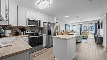 Refrigerador, microondas, horno y parrilla de estufa