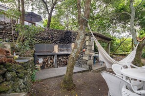 Outdoor dining - Holiday Home 'Casa De Cima 1' with Mountain View, Private Terrace and Wi-Fi (Ponta Delgada)