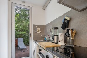 Fridge, microwave, oven, stovetop - Holiday Home 'Casa De Cima 1' with Mountain View, Private Terrace and Wi-Fi (Ponta Delgada)