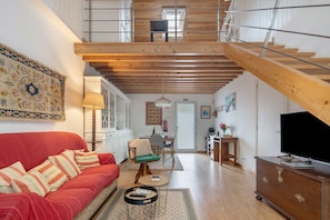 TV - Holiday Home 'Casa De Cima 1' with Mountain View, Private Terrace and Wi-Fi (Ponta Delgada)
