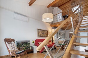 TV - Holiday Home 'Casa De Cima 1' with Mountain View, Private Terrace and Wi-Fi (Ponta Delgada)