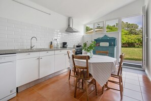Fridge, microwave, oven, stovetop - Holiday Home 'Casa Do Caseiro' with Mountain View, Private Garden and Wi-Fi (Ponta Delgada)