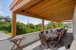 Outdoor dining - Double Rooms with Garden View, Wi-Fi, and Air Conditioning (Ponta Delgada)