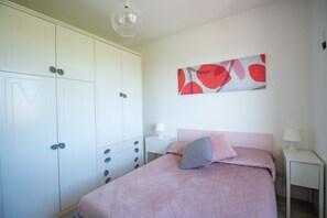 2 bedrooms, iron/ironing board, WiFi