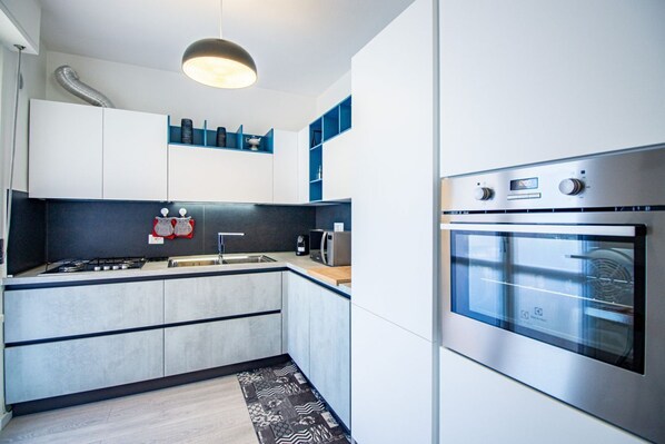 Fridge, oven, stovetop, dishwasher