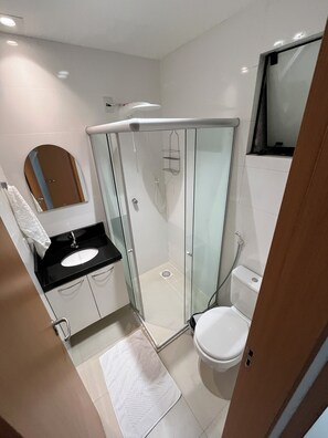 Shower, towels, soap, toilet paper - Apartment in Belém - Umarizal (Umarizal Belém)