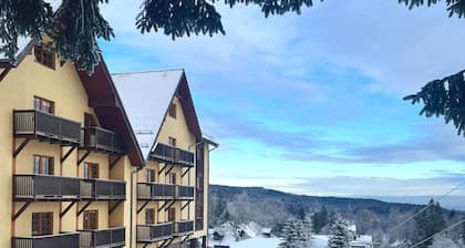 Apartament przy stoku i wyciągu narciarskim . Top lokalizacja .
