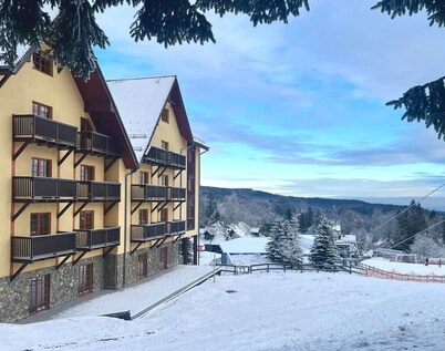 Apartament przy stoku i wyciągu narciarskim . Top lokalizacja .