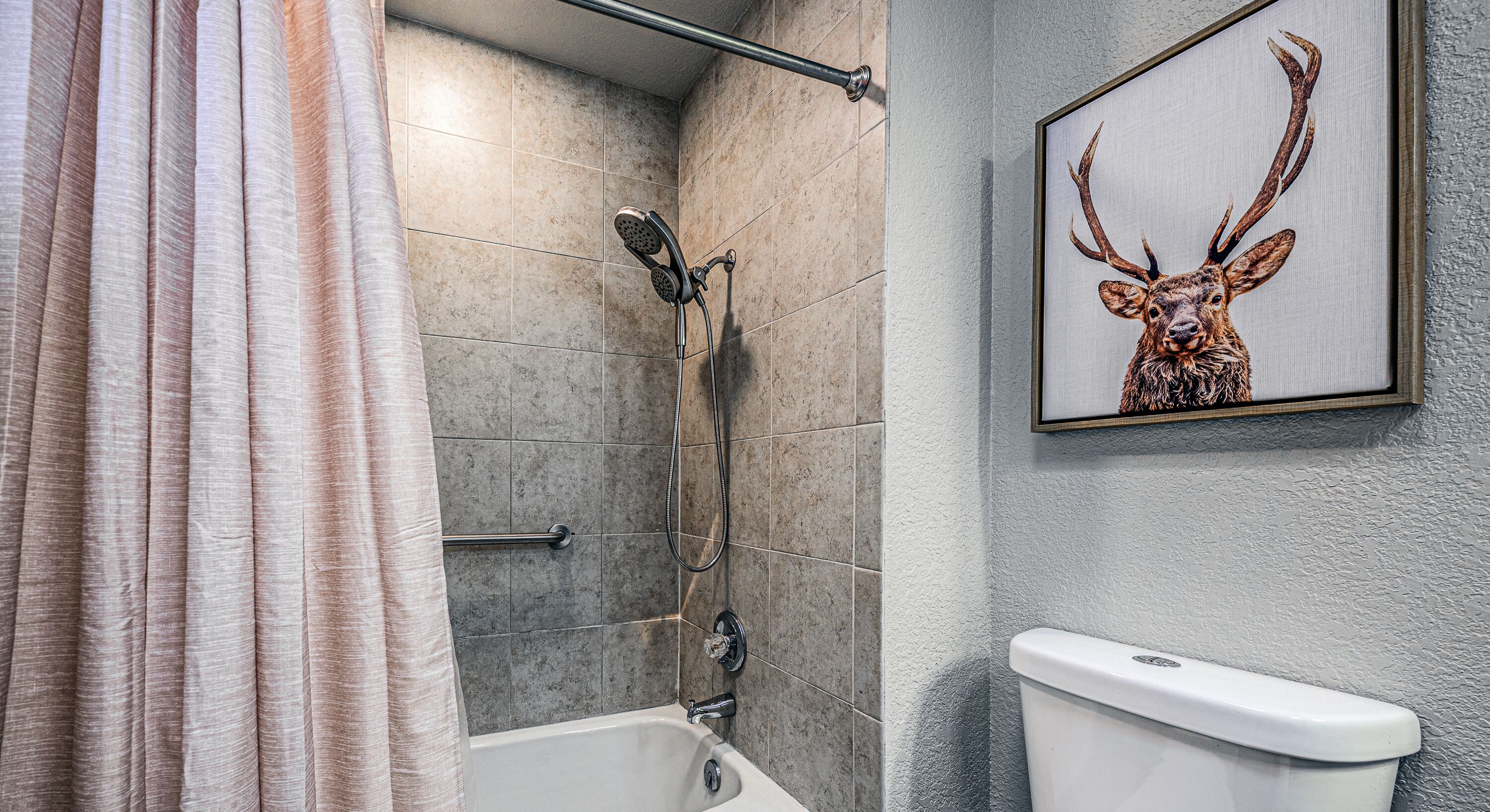 Ein Badezimmer mit Badewanne, Dusche und Toilette.