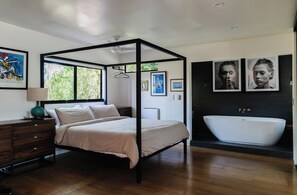 2 bedrooms, iron/ironing board, WiFi, bed sheets - Venice Beach Rooftop Retreat Steps to Beach, 2BR, Parking - Long Term 31 +day (Los Angeles)