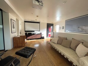 Living area - Venice Beach Rooftop Retreat Steps to Beach, 2BR, Parking - Long Term 31 +day (Los Angeles)