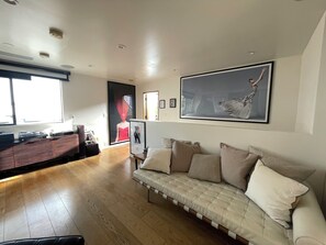 Living area - Venice Beach Rooftop Retreat Steps to Beach, 2BR, Parking - Long Term 31 +day (Los Angeles)