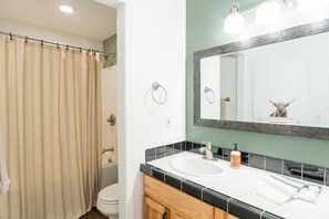 Whirlpool, Haartrockner, Handtücher, Seife