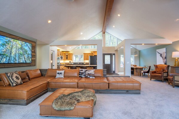 Smart-TV, Kamin, Bücher, Stereoanlage