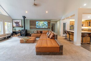 Smart-tv, pejs, bøger, stereoanlæg