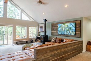 Smart TV, chimenea, libros y estéreo 