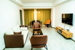 Apartamento, balcón, vistas a la ciudad | Zona de estar | Una televisión de pantalla plana