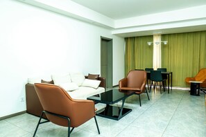 Apartamento, balcón, vistas a la ciudad | Zona de estar | Una televisión de pantalla plana