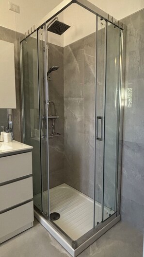 Douche, sèche-cheveux, bidet, serviettes fournies